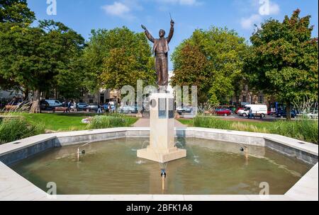 Statue de Gustav Holst et fontaine dans les jardins impériaux, Cheltenham, Gloucestershire, Angleterre Banque D'Images