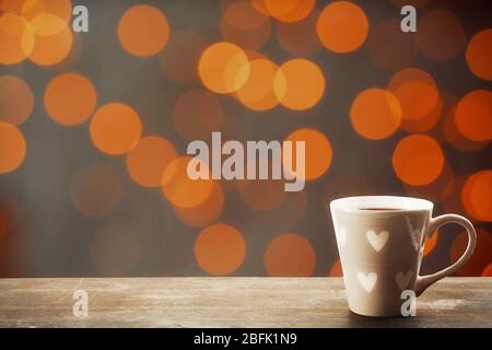 Tasse de boisson chaude sur fond lumineux Banque D'Images