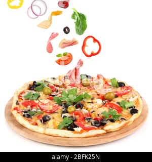 Pizza savoureuse et ingrédients en chute libre isolés sur blanc Banque D'Images
