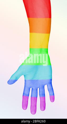 La main de l'homme a peint comme le drapeau arc-en-ciel isolé sur blanc Banque D'Images