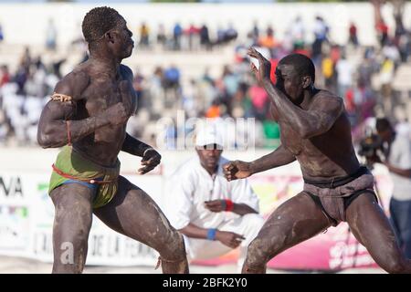 Les lutteurs l'ont défait à Dakar, au Sénégal. Banque D'Images