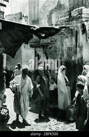 Vue de la Casbah d'Alger en Algérie (vue sur une rue de la Kasbah à Alger, Algérie) carte postale vers 1905 Collection privee Banque D'Images