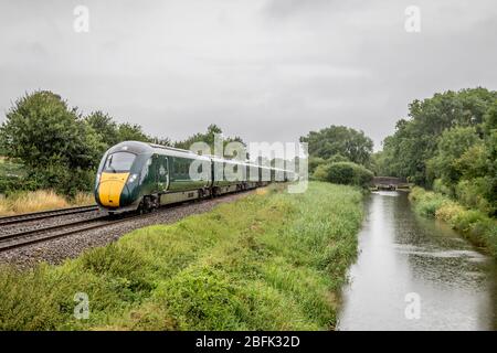 GWR Class 800 passe par le canal Kennet et Avon près de Crofton, Wiltshire, Angleterre, Royaume-Uni Banque D'Images