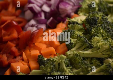 Un gros plan de légumes mélangés est préparé pour un dîner de sauté Banque D'Images