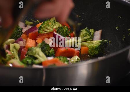 Gros plan de légumes mélangés cuisinant dans une poêle à frire Banque D'Images