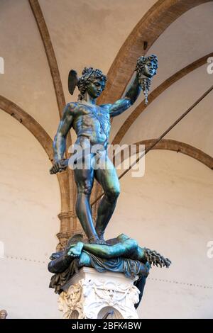 Statue de Persée de Benvenuto Cellini tenant le chef de Medusa, Loggia dei Lanzi, Florence, Italie Banque D'Images