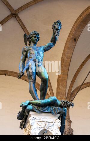 Statue de Persée de Benvenuto Cellini tenant le chef de Medusa, Loggia dei Lanzi, Florence, Italie Banque D'Images