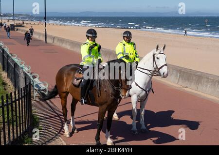 Portobello, Écosse, Royaume-Uni. 19 avril 2020. Cheval de police monté Logie et Édimbourg - en blanc, patrouillent la promenade et la plage de Portobello le dimanche après-midi ensoleillé. Iain Masterton/Alay Live News Banque D'Images