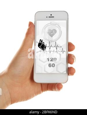 Mains tenant le smartphone mobile avec l'application d'annuaire de santé à l'écran. Banque D'Images
