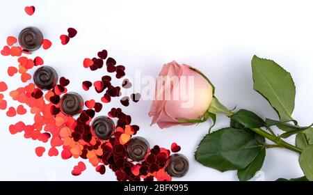 étonnamment belle fleur de rose près. délicate fleur est posée sur la serpentine dans la forme d'un coeur. Banque D'Images