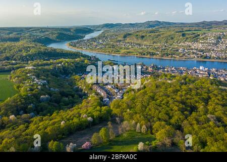 Vue aérienne de la vallée du Rhin et des villes Remagen Erpel et Unkel Allemagne printemps Banque D'Images