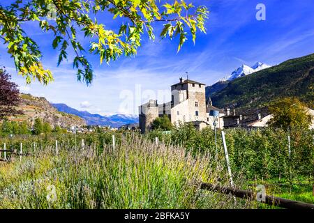 Des vignobles impressionnants et un vieux château, Sarriod de la tour, Valle d' Aosta, Italie. Banque D'Images