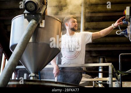 Maître brasseur Chris Taylor bravant de la bière à la brasserie Larkins, une brasserie primée et une ferme de houblon à Chiddingstone, Kent, Royaume-Uni Banque D'Images