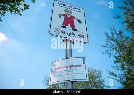 Allemagne. 19 avril 2020. Une aire de jeux à Ettlingen, bloquée par un panneau de jeux. Horbachpark - Stadt Ettlingen GES/vie quotidienne à (Ettlingen) pendant la crise corona, 19.04.2020 GES/vie quotidienne pendant la crise corona à Ettlingen, Allemagne. 04/19/2020 | usage international crédit: dpa/Alay Live News Banque D'Images