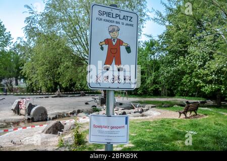 Allemagne. 19 avril 2020. Une aire de jeux à Ettlingen, bloquée par un panneau de jeux. Horbachpark - Stadt Ettlingen GES/vie quotidienne à (Ettlingen) pendant la crise corona, 19.04.2020 GES/vie quotidienne pendant la crise corona à Ettlingen, Allemagne. 04/19/2020 | usage international crédit: dpa/Alay Live News Banque D'Images