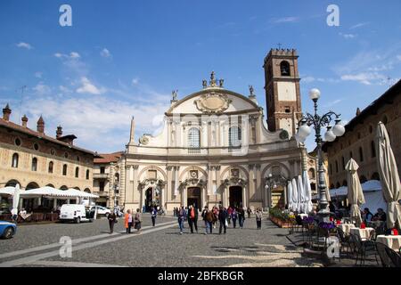 Vue sur la ville médiévale de Vigevano en Lombardie Banque D'Images