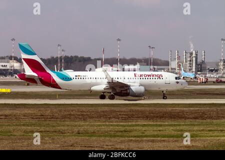 D-AIZV Eurowings Airbus A320-214(WL) à Malpensa (MXP / LIMC), Milan, Italie Banque D'Images