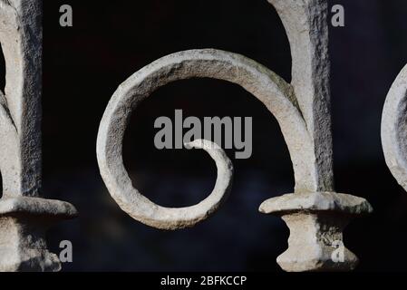 Détail d'une grille historique en fer avec une spirale décorative au milieu Banque D'Images