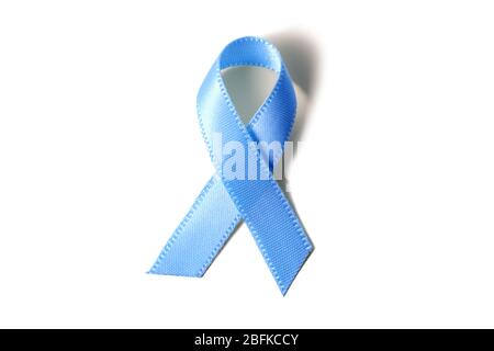 Ruban bleu symbolique pour la campagne de sensibilisation au cancer de la prostate et santé des hommes isolé sur fond blanc. Banque D'Images