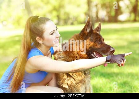 Belle jeune fille avec chien dans le parc Banque D'Images