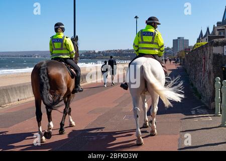 Portobello, Écosse, Royaume-Uni. 19 avril 2020. Cheval de police monté Logie et Edinburgh - en blanc , patrouillent la promenade et la plage à Portobello le dimanche après-midi ensoleillé. Iain Masterton/Alay Live News Banque D'Images