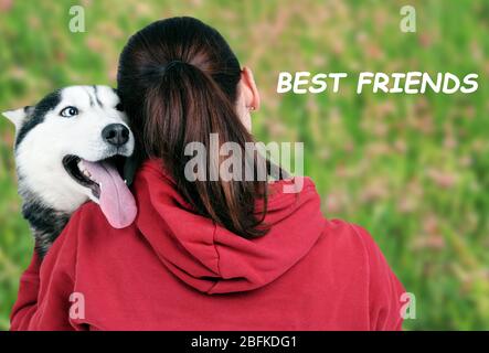 Femme et mignonne husky sur fond naturel Banque D'Images