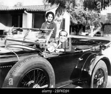 AL JOLSON et sa femme RUBY KEELER dans leur automobile MERCEDES BENZ modèle S à HOLLYWOOD en 1929 Warner Bros. Publicité Banque D'Images