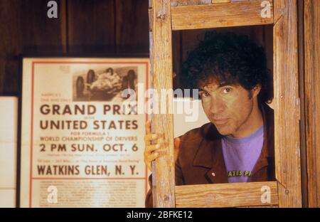 John Oates avec une partie de sa collection d'art automobile. Banque D'Images