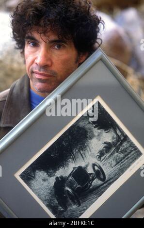 John Oates avec une partie de sa collection d'art automobile. Banque D'Images