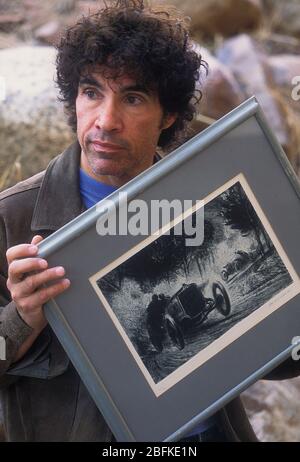 John Oates avec une partie de sa collection d'art automobile. Banque D'Images