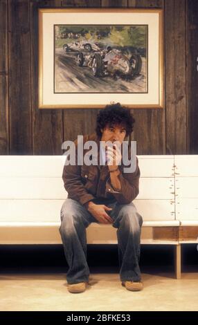 John Oates avec une partie de sa collection d'art automobile. Banque D'Images