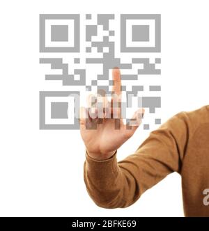 Man appuie sur le code QR Banque D'Images