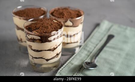 Vue de dessus tiramisu isolé en verre. Recette classique de tiramisu avec des ladyfingers, du mascarpone et de la poudre de cacao Banque D'Images