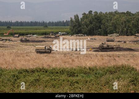 Une unité d'artillerie de l'armée israélienne (FDI) photographiée à la frontière entre Israël et le Liban Banque D'Images