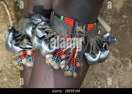 Une femme Hamar porte des cloches sur ses jambes inférieures pour créer du son lors de la danse. Photographié dans la vallée de la rivière Omo, en Ethiopie Banque D'Images