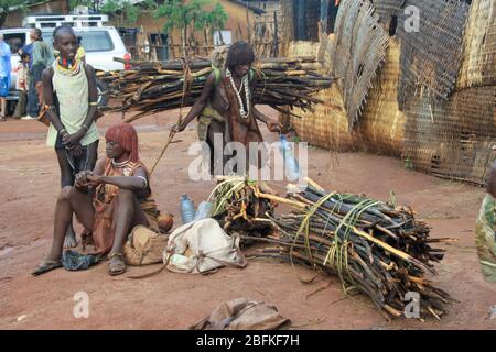 Marché de Hamer Trèves photographié dans la vallée de la rivière Omo, en Ethiopie Banque D'Images