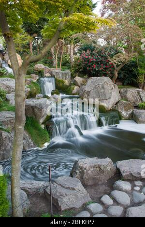 Cascade dans le jardin japonais Kyoto Garden, Holland Park, Holland Park Avenue, Kensington, Londres W11 4UA Banque D'Images