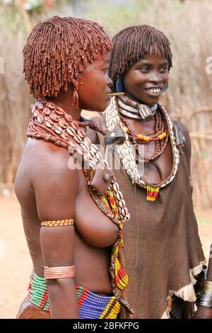 Portrait d'une jeune femme de la tribu Hamer les cheveux sont recouverts de boue ocre et de graisse animale photographiée dans la vallée de la rivière Omo, en Ethiopie Banque D'Images