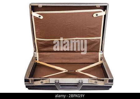 valise ou mallette en plastique noir de mode ancien et sale isolée sur fond blanc, ouverte et couchée Banque D'Images