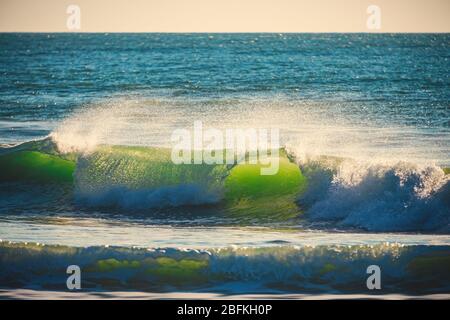 Très beau lever du soleil vague Banque D'Images