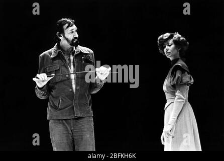 Charles Marowitz directeur et adaptateur de 'Hedda' (après 'Hedda Gabler' d'Ibsen) avec Jenny Agutter (Hedda Gabler) un théâtre d'espace ouvert / Roundhouse co-production Londres 1980 Banque D'Images