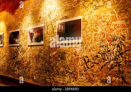 Texture de mur de grunge très scribrée à l'intérieur d'une barre de Ruin à Budapest, en Hongrie Banque D'Images