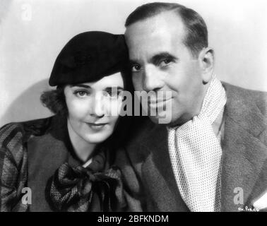 RUBY KEELER pose avec son mari al JOLSON sur le chandile pendant le tournage de son film WONDER BAR 1934 réalisateur LLOYD BACON numéros musicaux BUSBY BERKELEY First National Pictures - Warner Bros. Banque D'Images