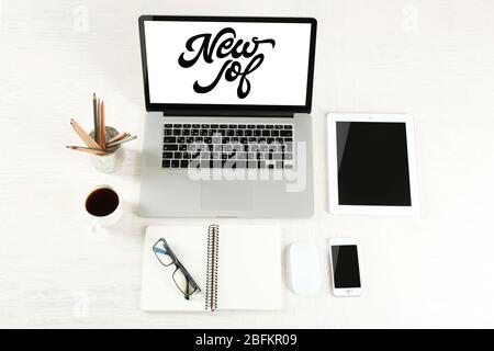 Concept de travail de rêve. Ordinateur portable avec tablette et smartphone sur le lieu de travail Banque D'Images