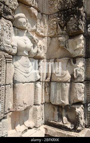 Détail de la sculpture de bas relief d'Apsara danseuse dans la mythologie hindoue, sur l'ancien temple Wat Bakong à Angkor Wat, Siem Reap, Cambodge Banque D'Images