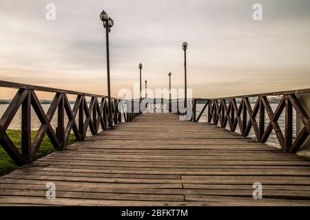 Passerelle en bois sur le lac kucukcekmece en hiver Banque D'Images