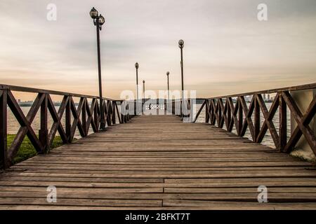 Passerelle en bois sur le lac kucukcekmece en hiver Banque D'Images