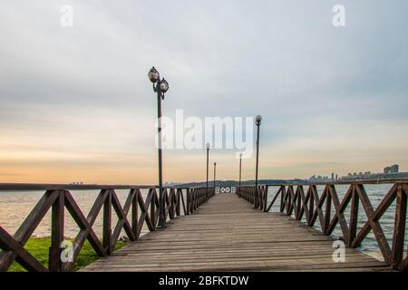 Passerelle en bois sur le lac kucukcekmece en hiver Banque D'Images