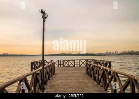 Passerelle en bois sur le lac kucukcekmece en hiver Banque D'Images