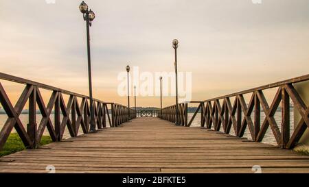 Passerelle en bois sur le lac kucukcekmece en hiver Banque D'Images